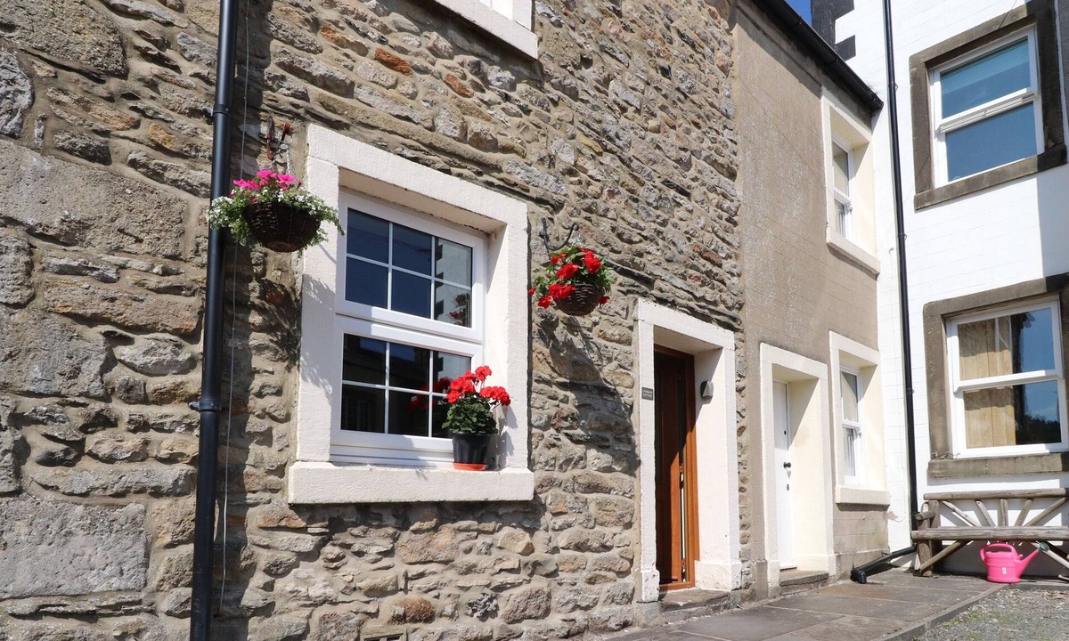 Giggleswick Cottage | LYCHGATE COTTAGE, character holiday cottage, with open fire in Settle