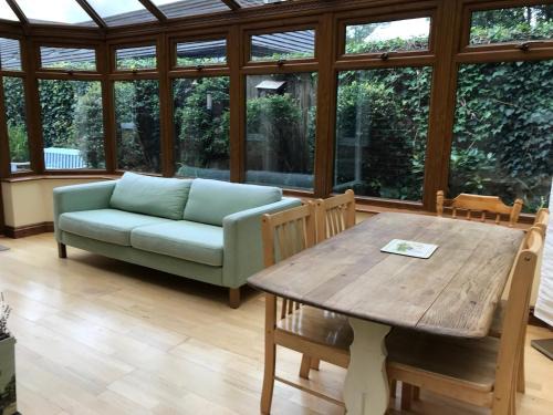 New Forest District House | Lymington Courtyard: 4-Bed Modern Cottage Charm