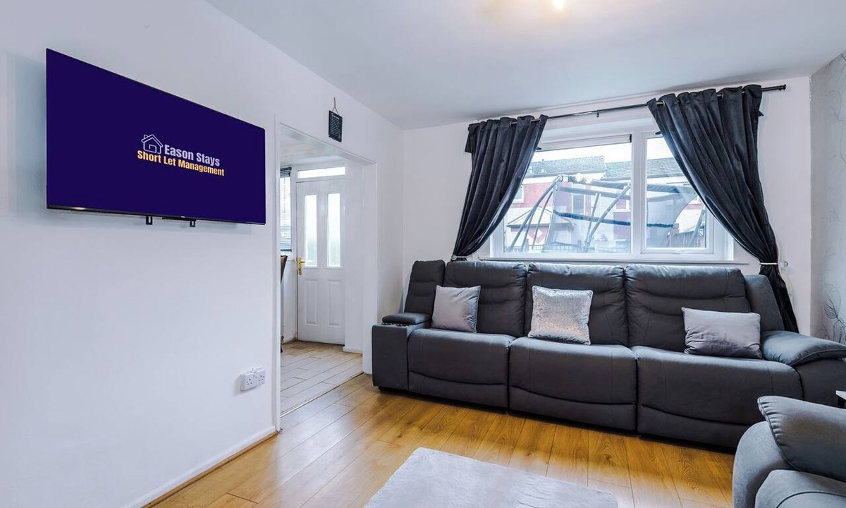 Middleton House | M24 | Spacious 4BR House | Parking | City Centre