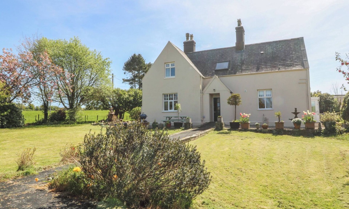 Llandwrog Cottage | MALLARDS REST, with a garden in Bontnewydd, Gwynedd