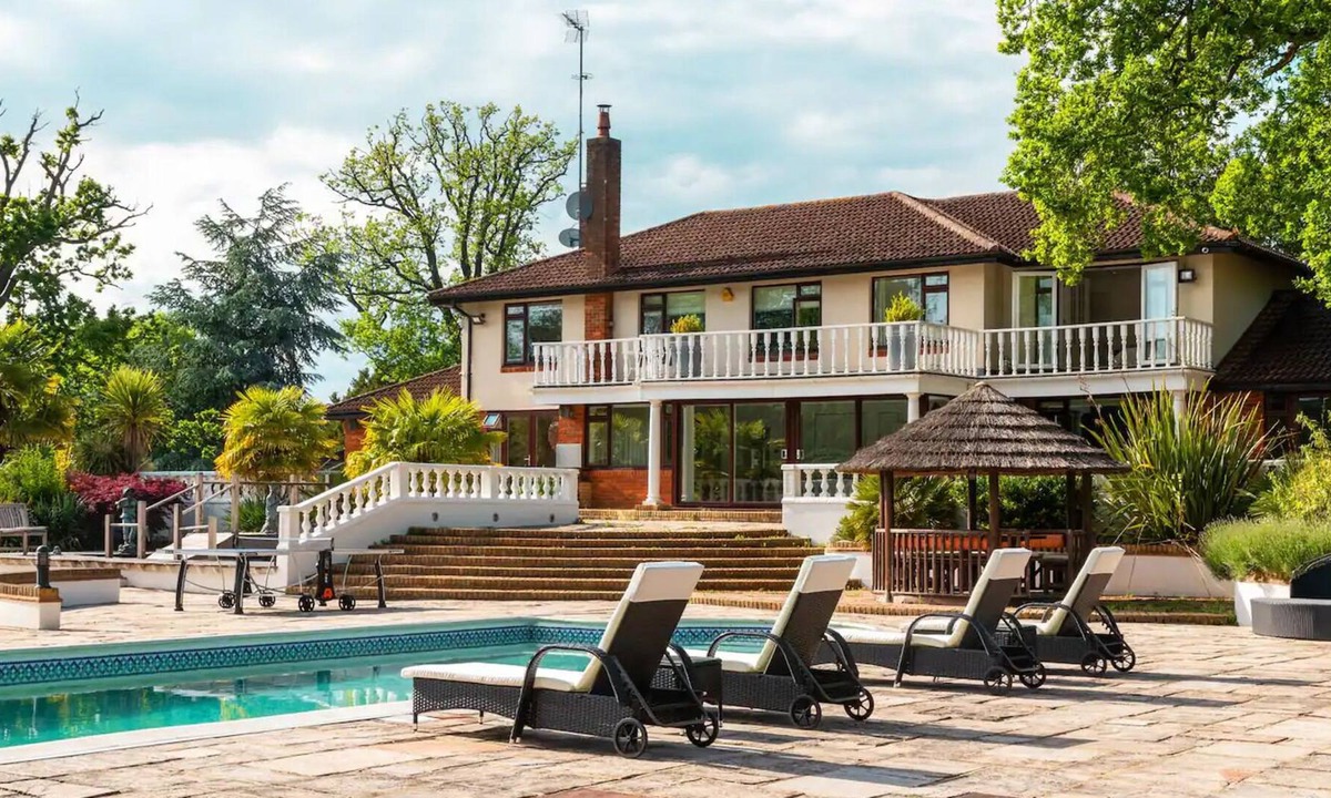 Potters Bar Villa | Manison With Pool and Tennis Court