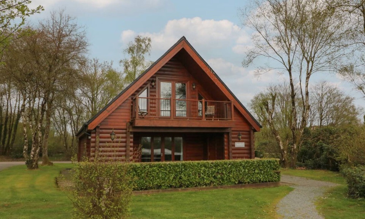 Bridgetown Cabin | Maple in Dolton, Devon. 3 bed.