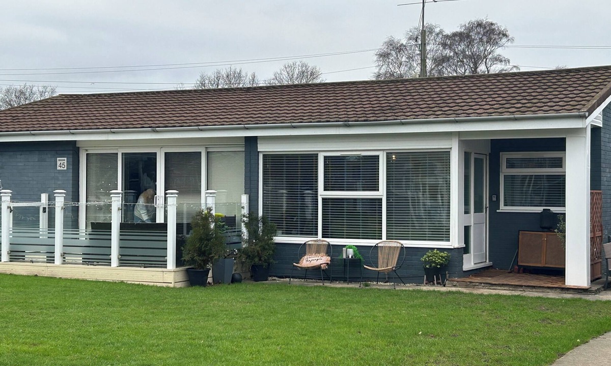 Oulton Broad House | Marina-side 2-Bed Bungalow Pool, Gym & Norfolk Broads Access