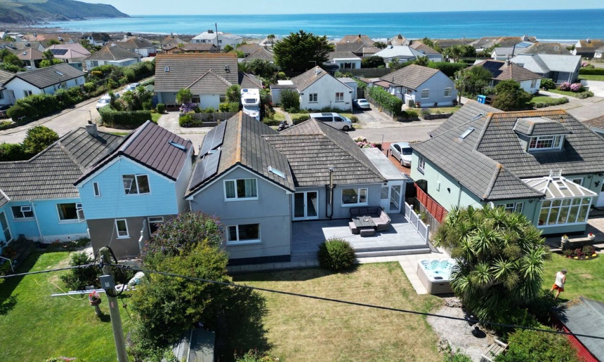 Widemouth Bay House | Meadow View in Widemouth Bay