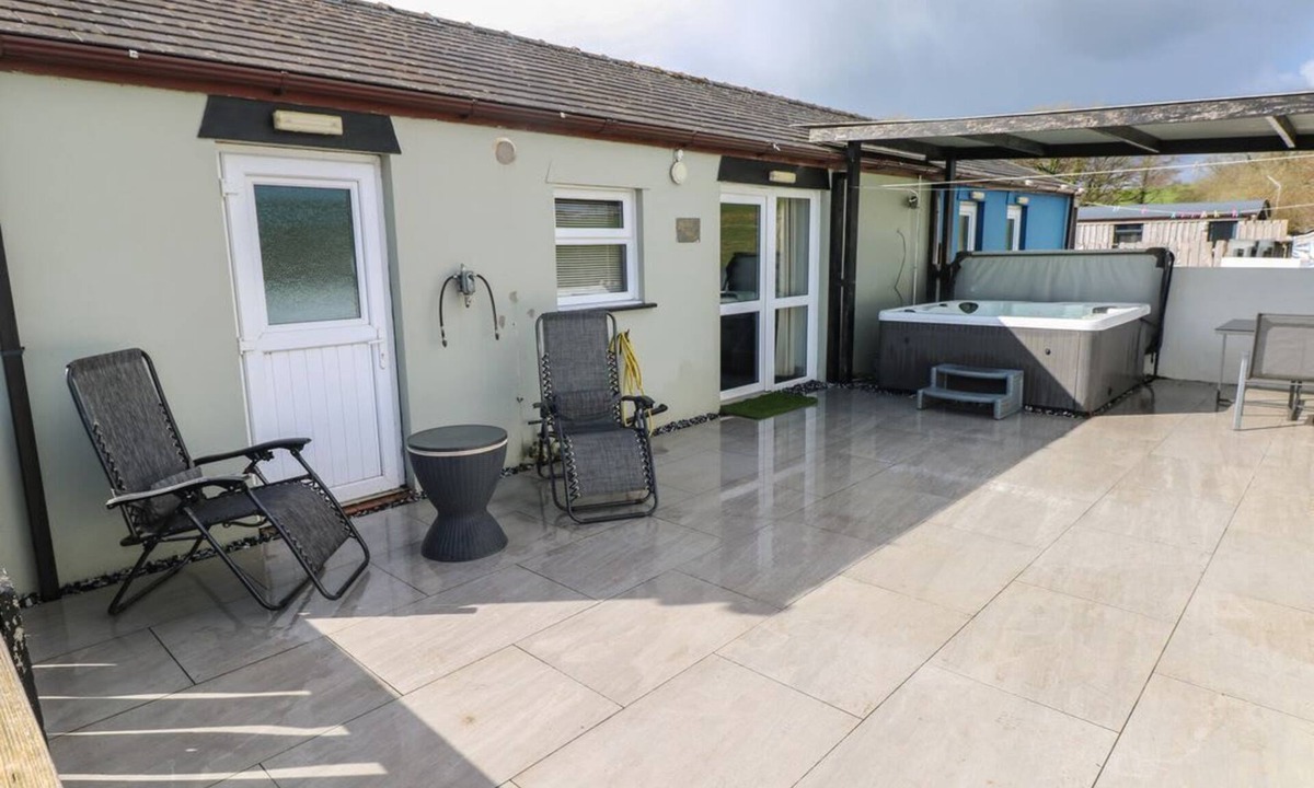 Llanybri House | Meadow View, Laugharne
