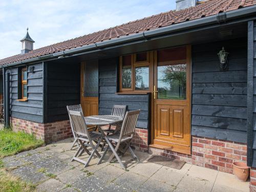 Brightlingsea House | Meadowview Cottage