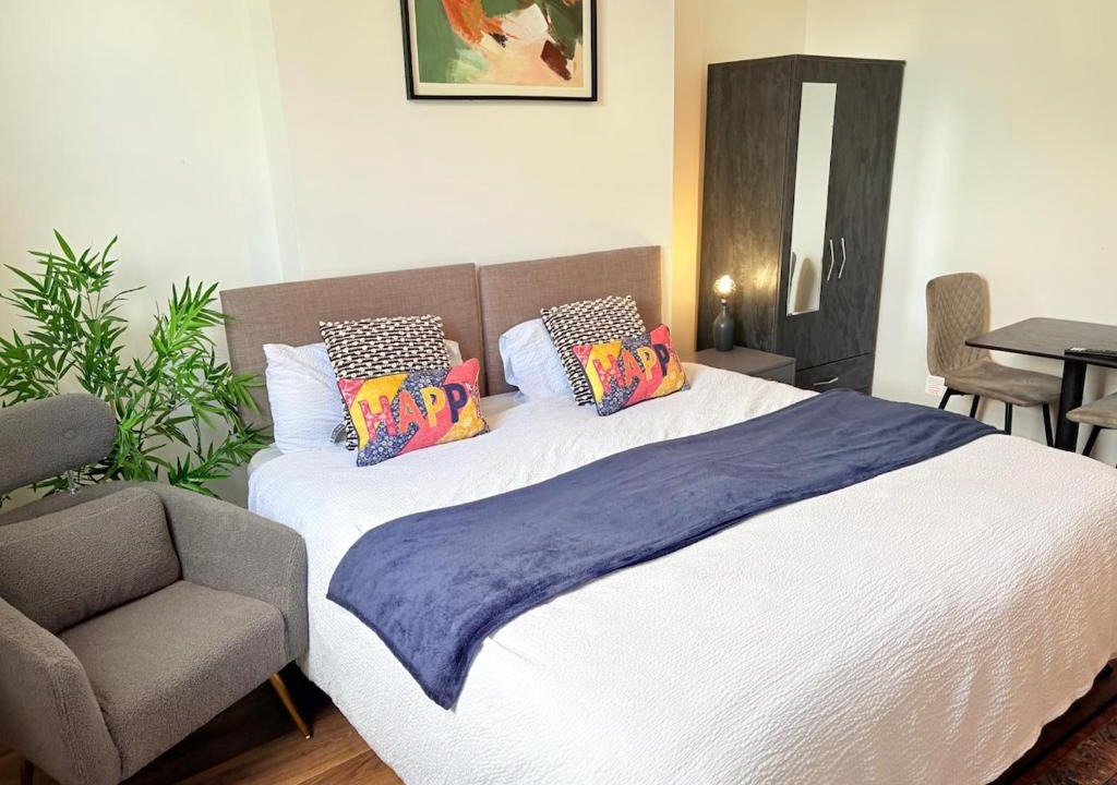 West Bromwich Apartment | Metro Studios-Stylish Studios,Parking,Wifi,ensuite,Kitchenete,Contractors,NHS,Families