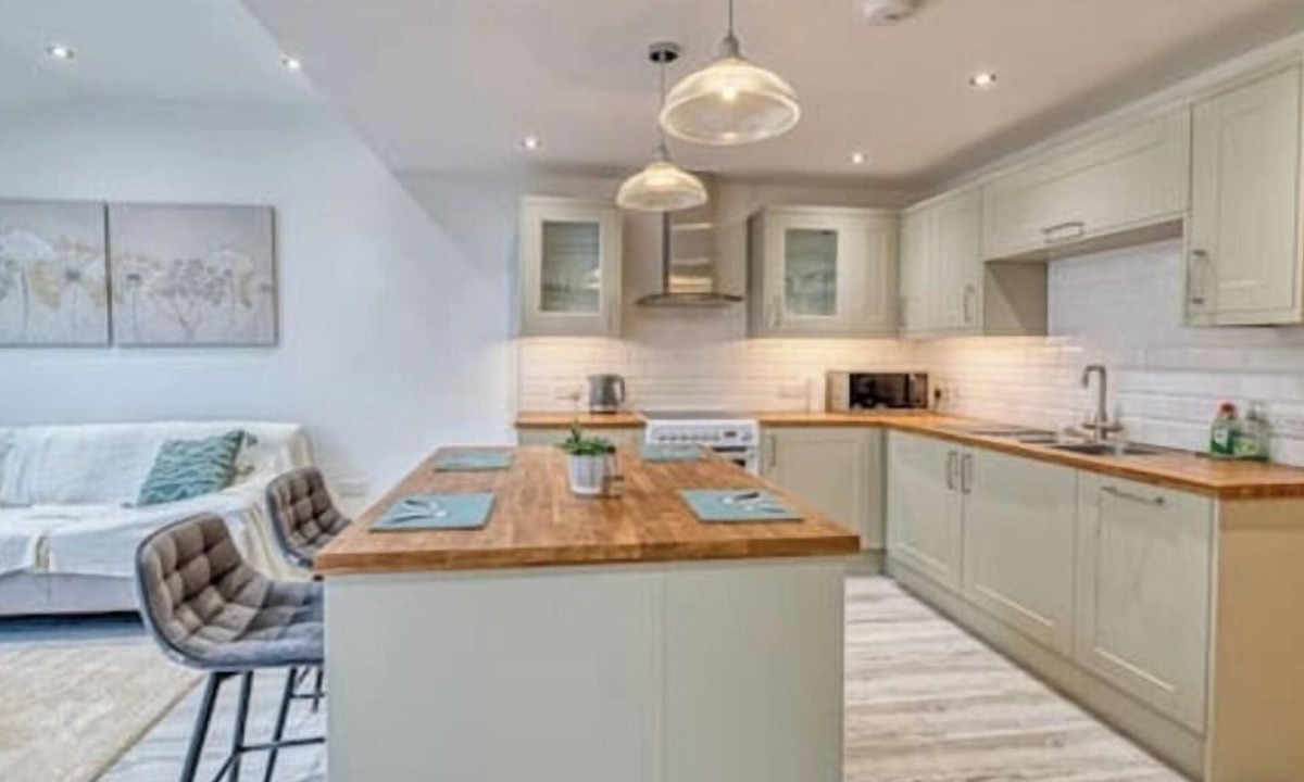 Guilden Sutton Apartment | Middlecroft Annex by Guestz