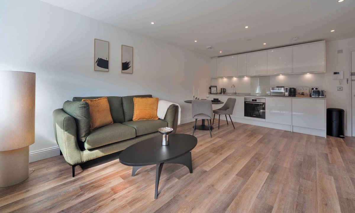 Gravesend Apartment | Modern 1 Bed Apartment in Gravesend w Games Room