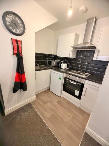 Stoke-on-Trent Apartment | Modern 1-Bed Flat with Workspace and Free Parking