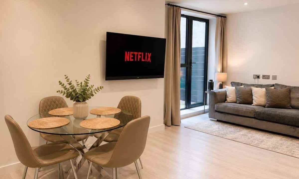 Camberley Apartment | Modern 1BD Flat l Gated Parking l Contractors