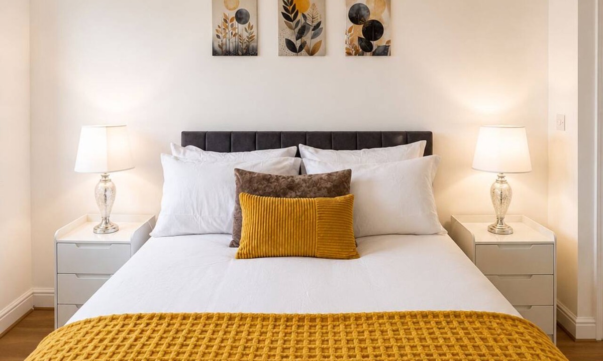 Redbridge Apartment | Modern 2 bed 2 bath - 1 Min to Station - Skyline View - Sleeps 5