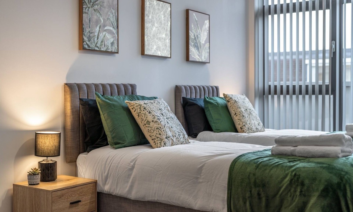 Potters Bar Apartment | Modern 2-Bed Flat w/Balcony + Free Parking
