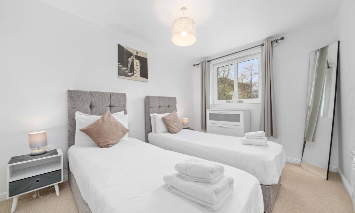 Ellemford Apartment | Modern 2-Bed Flat | Steps to Waverley & Castle