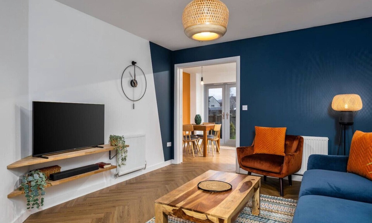 Auchengray House | Modern 2-Bed Stirling House | Driveway Parking