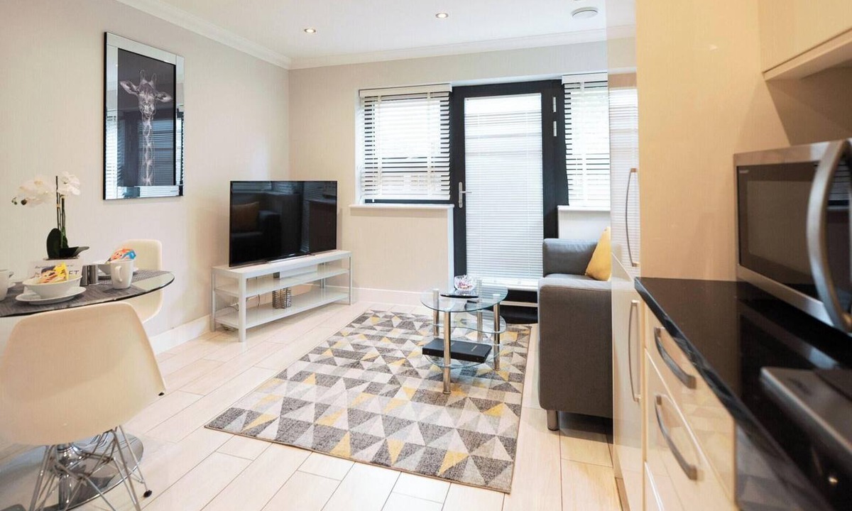 Reading Apartment | Modern 2-Bed with Terrace, Town Centre