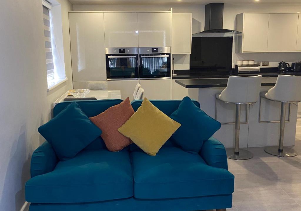 Dagenham Apartment | Modern 2 bedroom flat with Sky TV & free parking