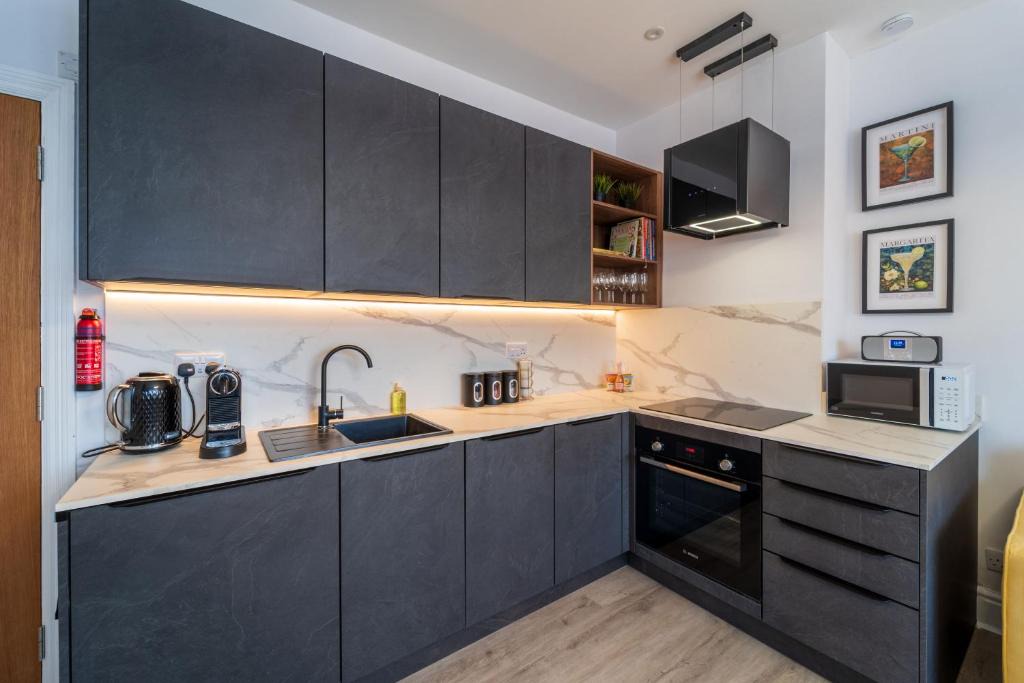 Pontrilas Apartment | Modern 2 En-Suite Bedrooms Worcester, Free Parking