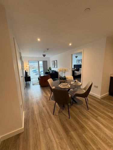 Eccles Apartment | Modern 2BD Apartment In Eccles