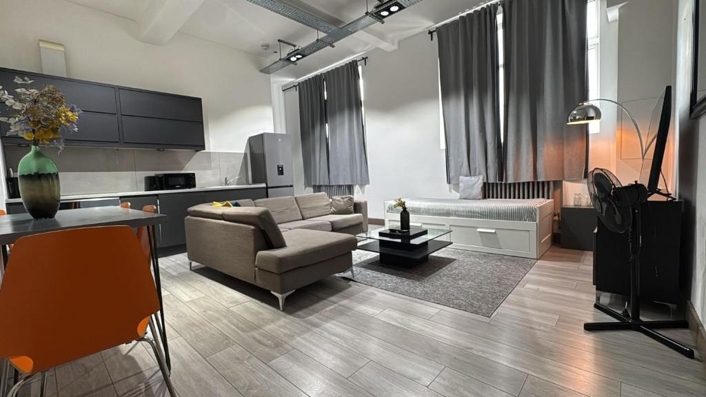 Turnham Green Apartment | Modern 2bed warehouse conversion apartment for 6 people - London