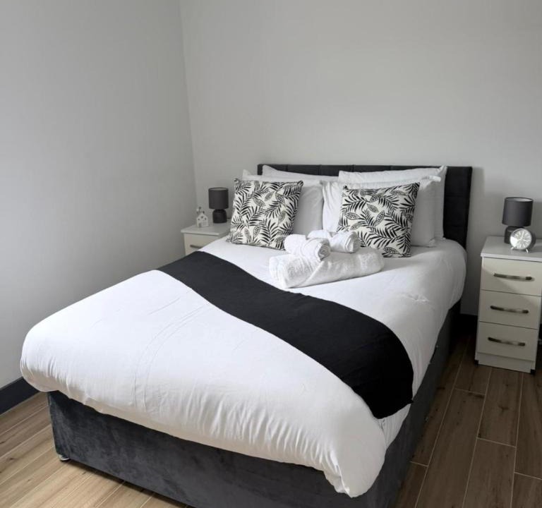 Borehamwood Apartment | Modern 2BR-2BA Private Balcony & Free Parking