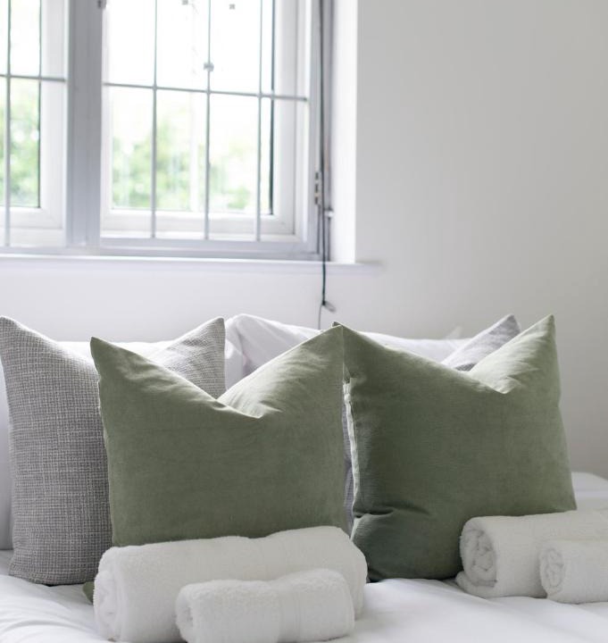 Leyton Apartment | Modern 2BR Flat with 3 Beds Urban Getaway - Cherry