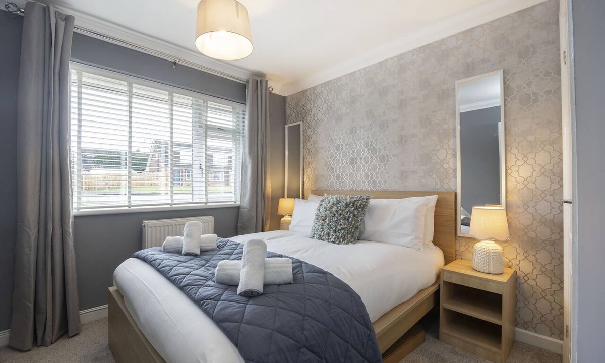 Cheltenham House | Modern 3-Bed 2-Bath Dormer Bungalow by GCHQ