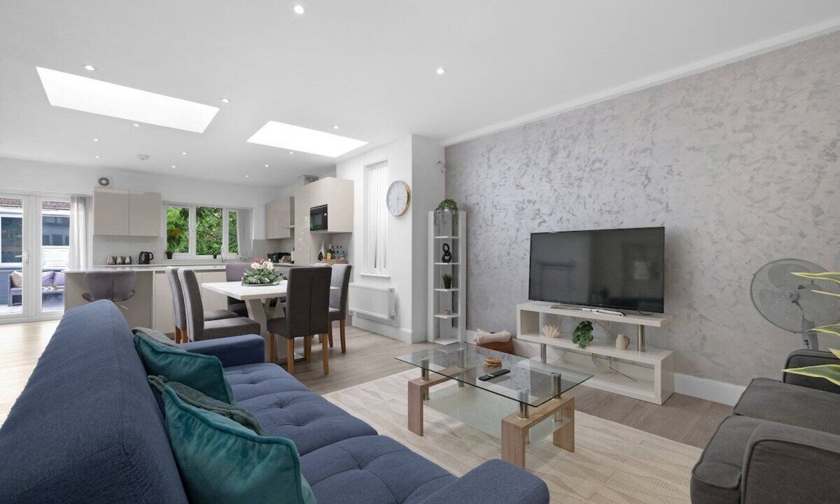 Edgware House | Modern 3 Bedroom, 2.5-Bathroom Home in Edgware