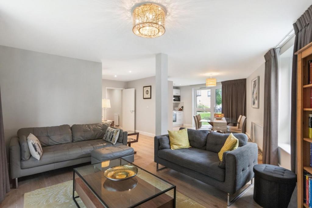 Ashford Apartment | Modern 3BR Flat quick links to LDN & Heathrow