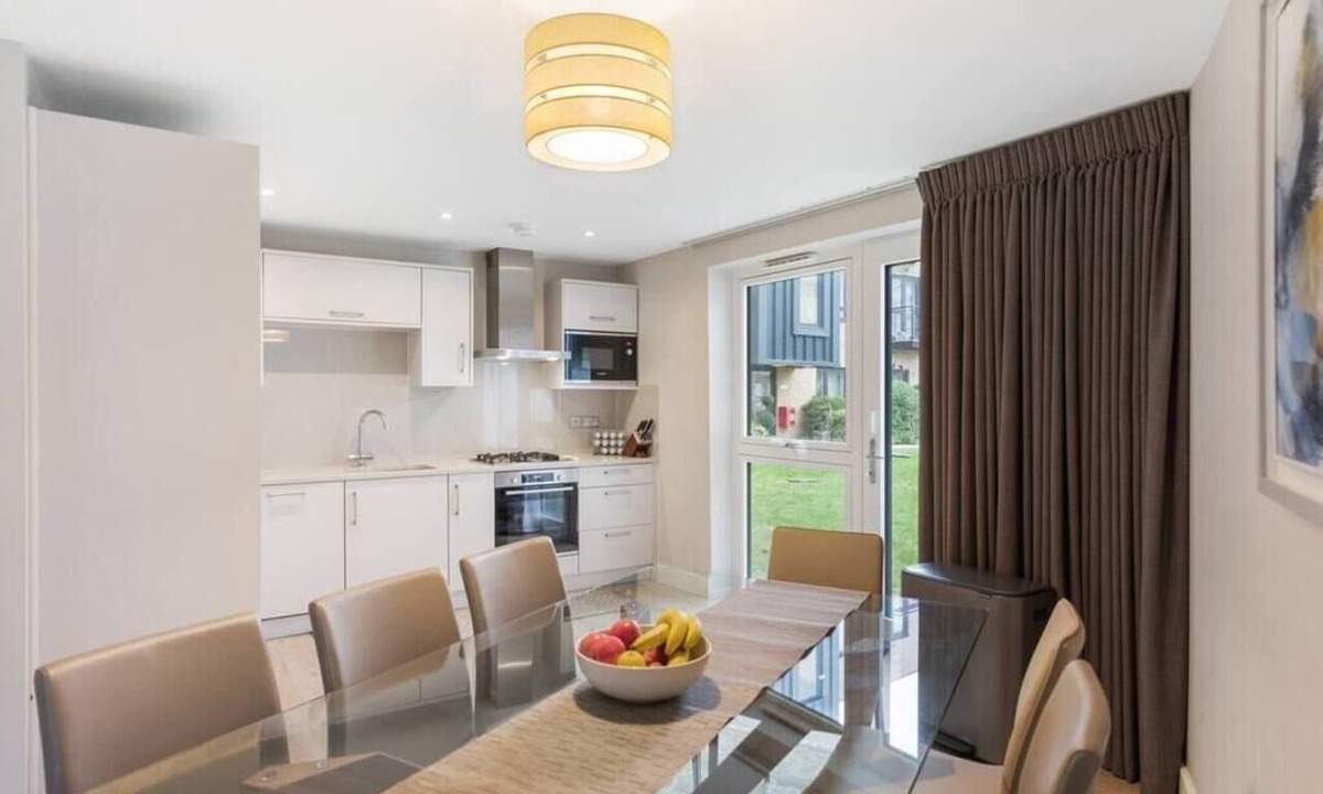Ashford Apartment | Modern 3BR Flat quick links to LDN and Heathrow