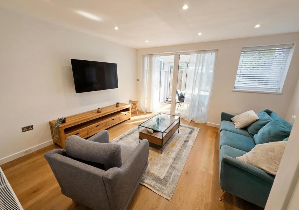 Hemel Hempstead Villa | Modern 3BR Home - Kingsize Bed, Office & Garden