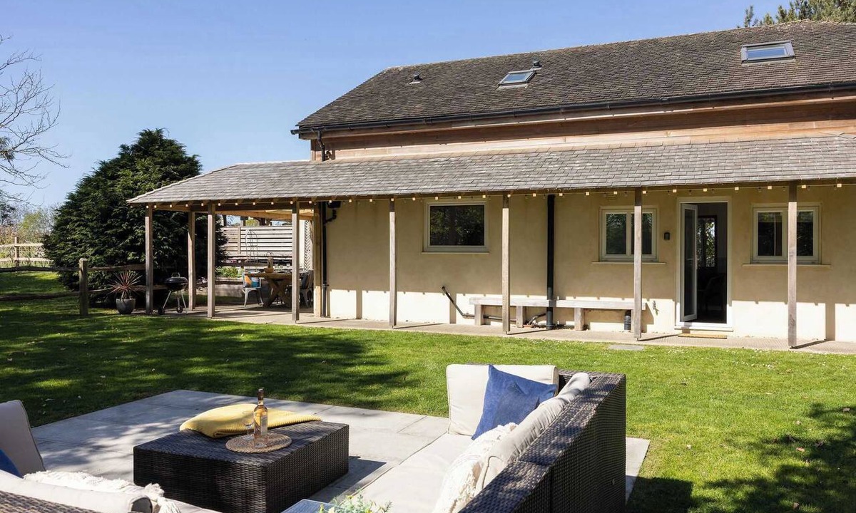 Birdham House | Modern 4-Bed Countryside Retreat with Garden