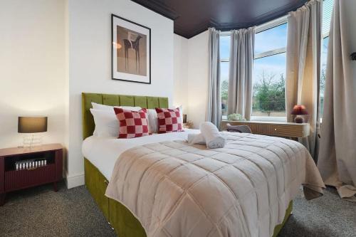 Darlington House | Modern 4BR Home with Easy Access to Town and Station