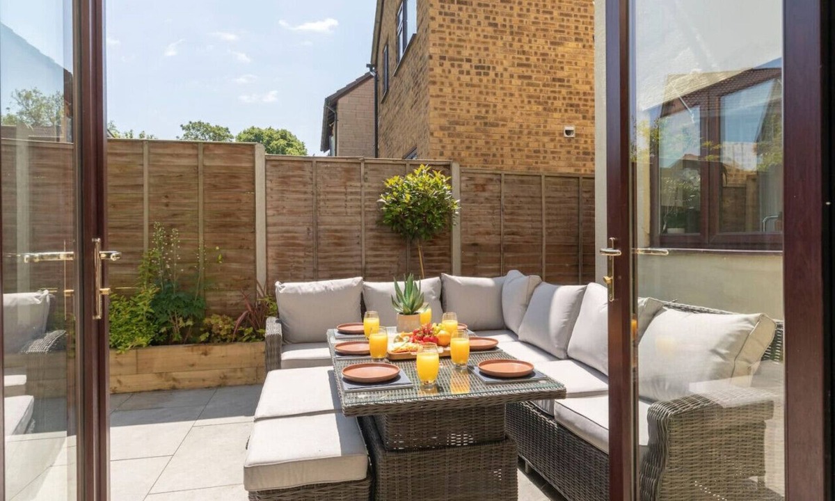 Cheltenham House | Modern 5-Bed Home With Hot Tub