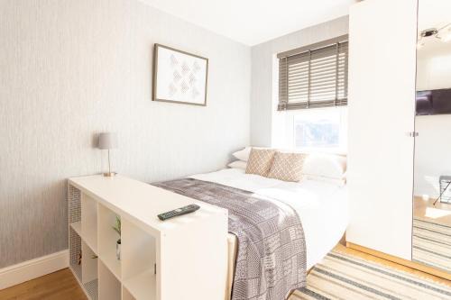 Queen's Park Apartment | Modern and Chic Studio Flat for 2 people in West Kilburn by Queen's Park