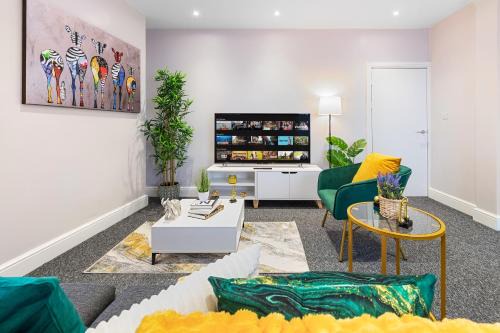 High Barnet Apartment | Modern and spacious 2-Bedroom London Flat - King Bed- Sleeps 6 - Parking Available - Instant Book & self check-in