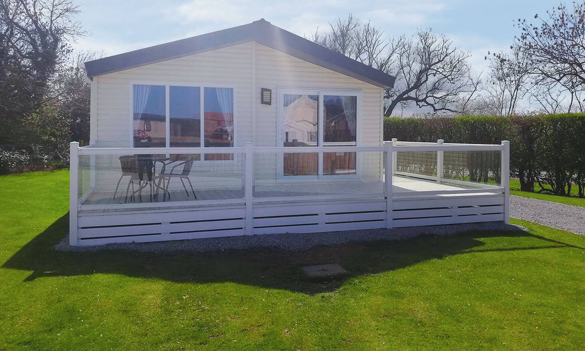 Arnold House | Modern and spacious holiday home with double and twin room.