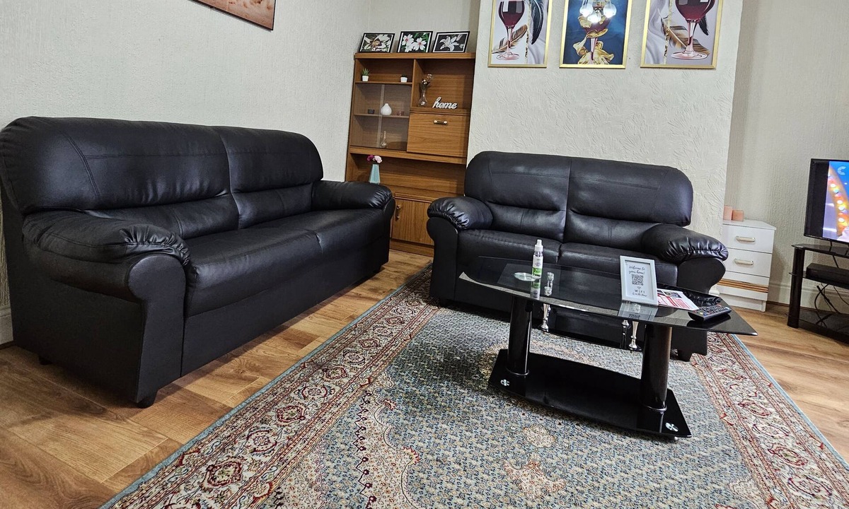 Harehills House | Modern and spacious, Two Double bedrooms house with parking and WiFi.