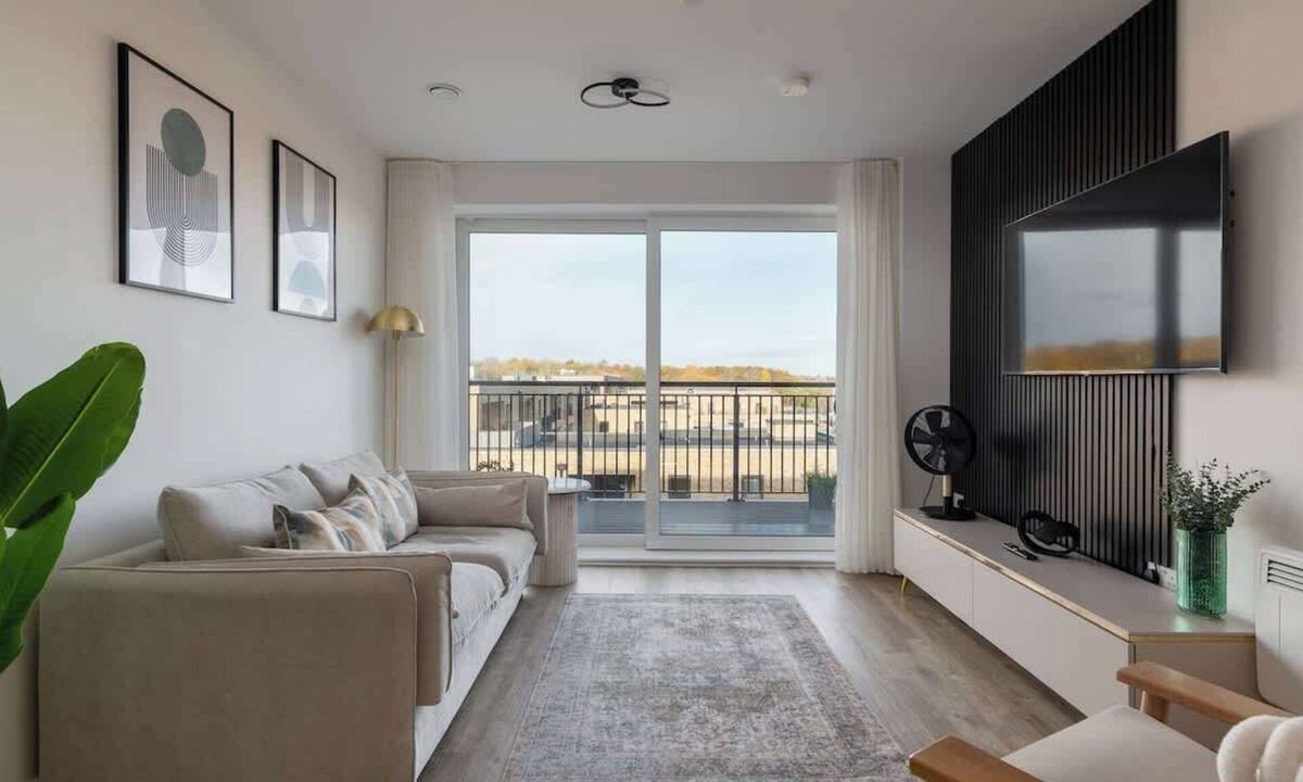 Milton Keynes Apartment | Modern Canal-Side Apartment in Milton Keynes
