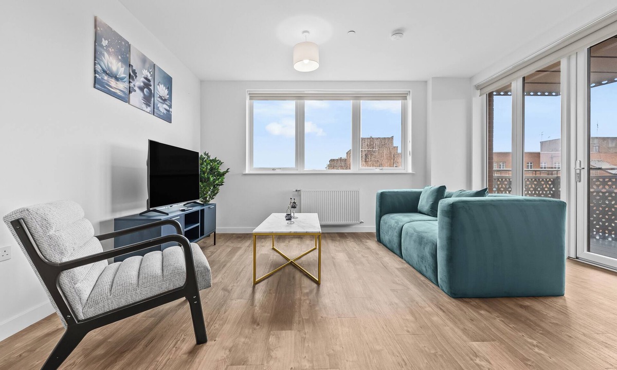 Staines Apartment | Modern & Comfortable 2BR | 12 mins to Heathrow & 30 mins to Waterloo