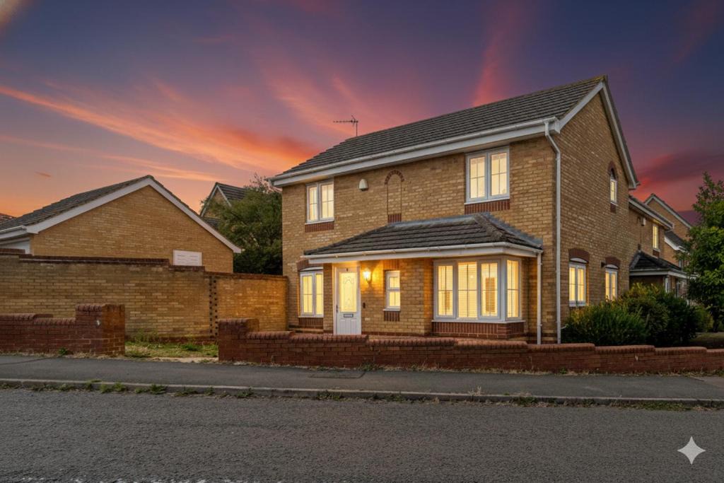Corby House | Modern & comfy 4 bedrooms Corby house free parking