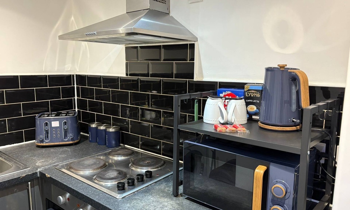 Harehills Apartment | Modern Cozy Flat 6 mins to City Parking & WiFi