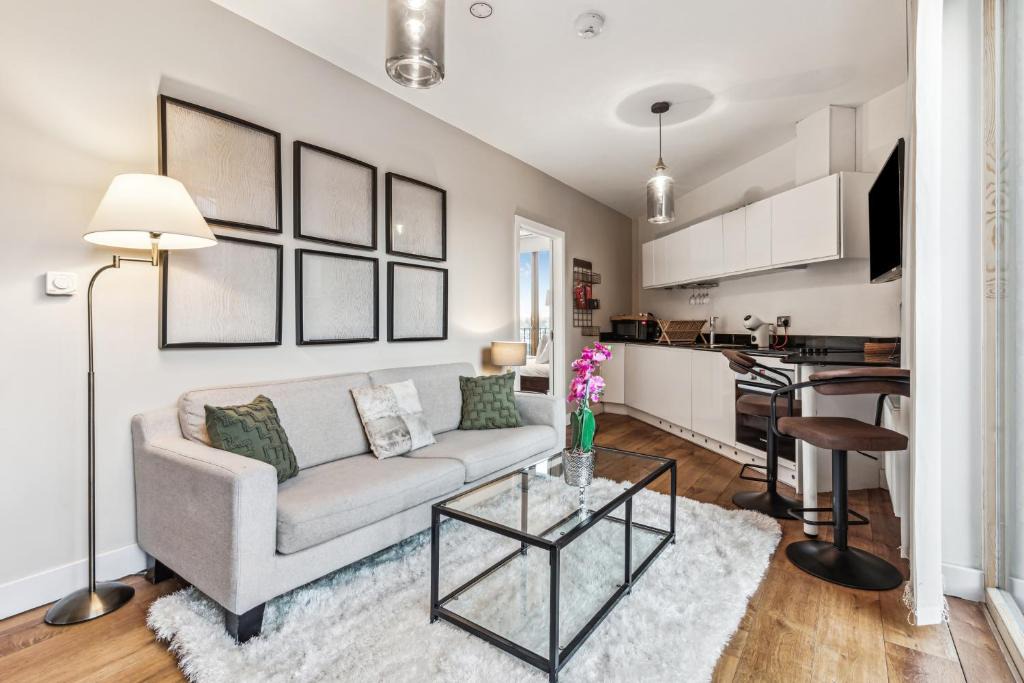 Notting Dale Apartment | Modern Designed 2 bed Penthouse Apt Sleeps Five