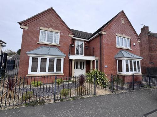 Rufford House | Modern Detached Home - Warwick Uni - Parking