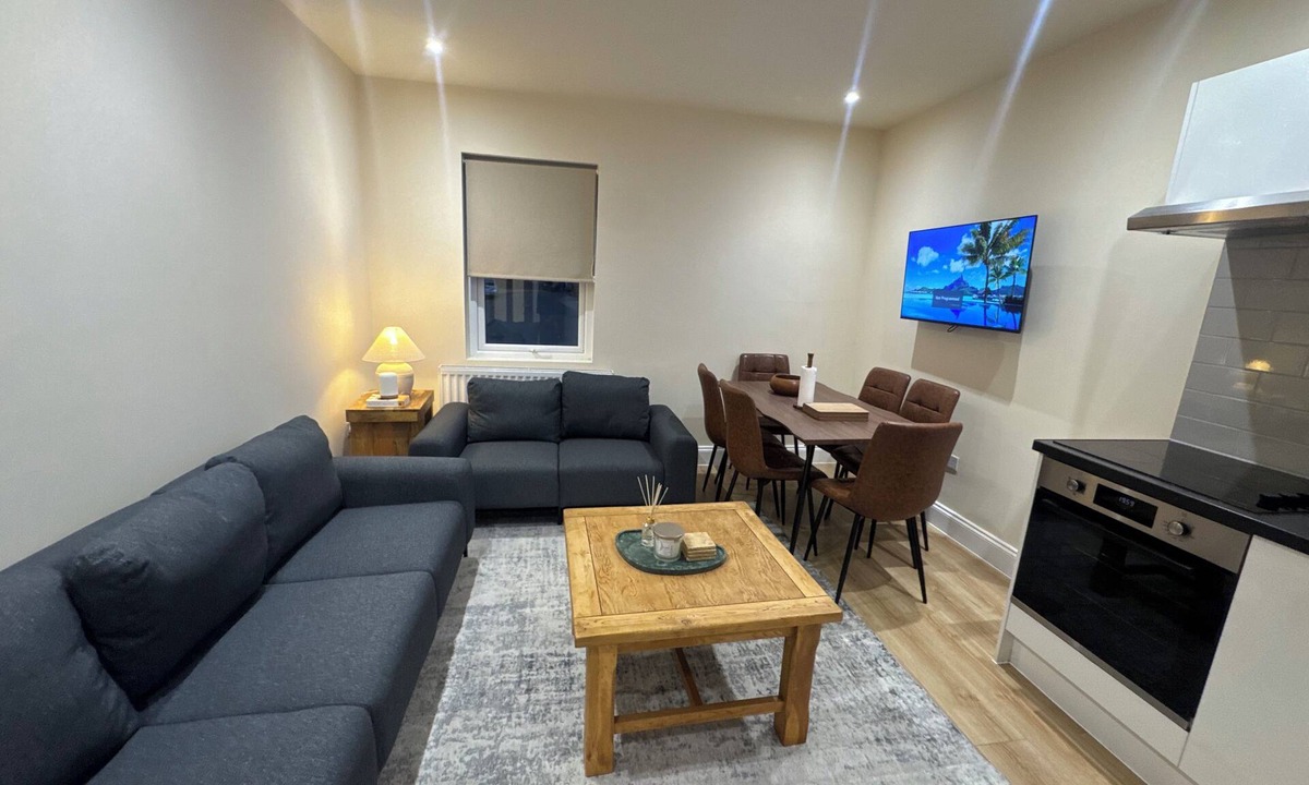 Ipswich Apartment | Modern Elegance/Spacious 3 Bedroom Flat