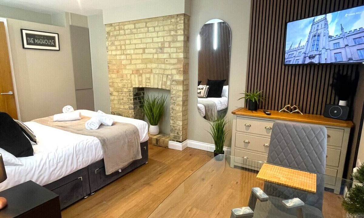 Mill Road Apartment | Modern ensuite Studio in the Heart of Mill Road