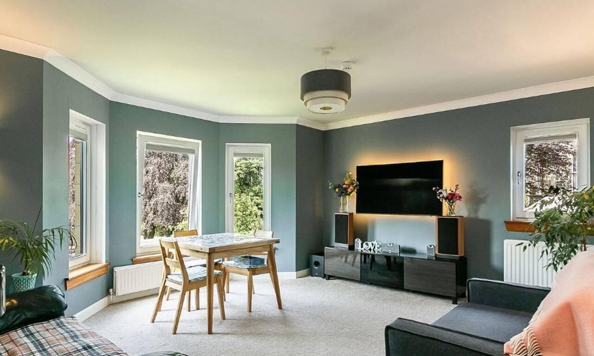 Merchiston Apartment | Modern Flat set in Charming Gardens