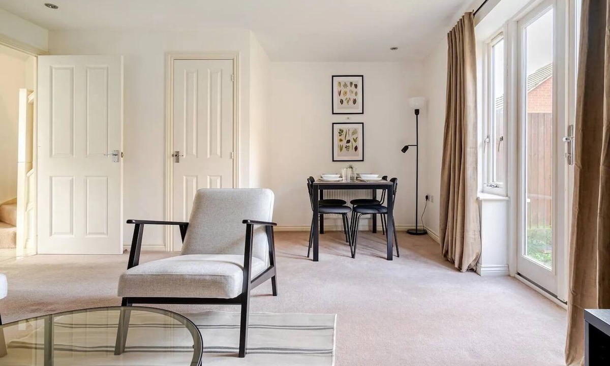 Newport Pagnell House | Modern Hideaway w/Studio Space