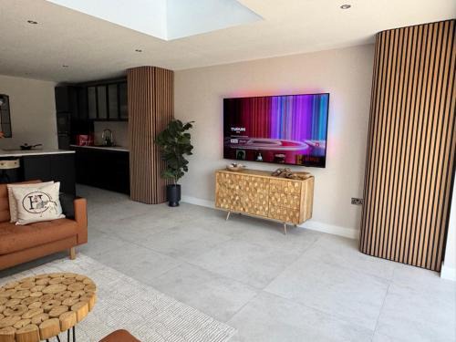 Watford House | Modern Luxury Home with Spacious Garden close to Warner Bros Studio