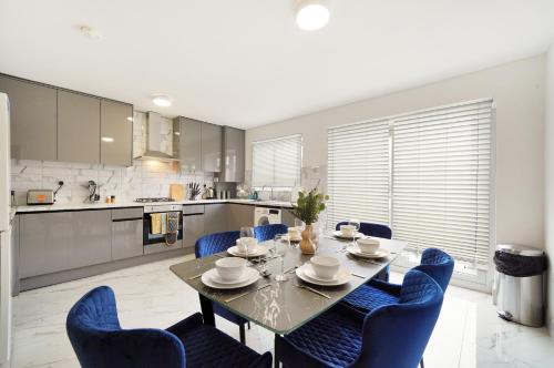 Alperton House | Modern Modern Wembley Abode - Parking - Garden - Sleeps 14